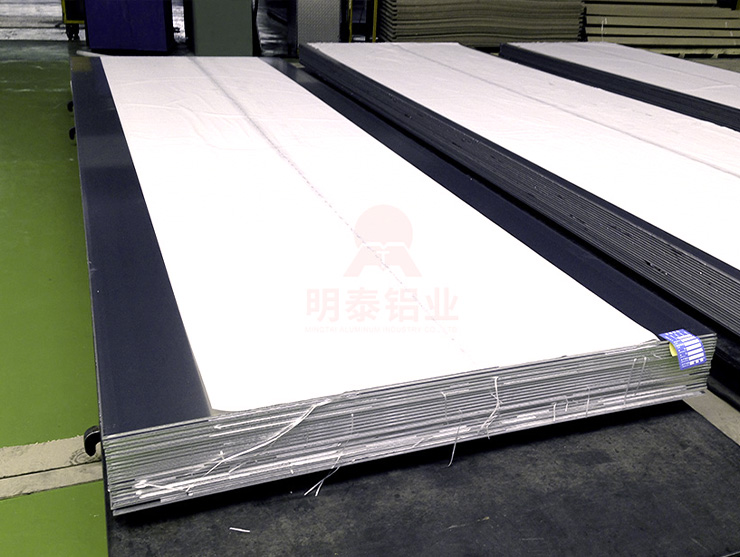 应该如何选择正规、放心的铝板厂家呢